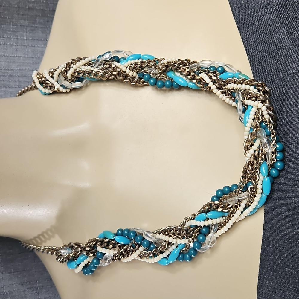 VINTAGE CHUNKY TURQUISE, WHITE,BLUE,CLEAR, AND SILVERTONE NECKLACE